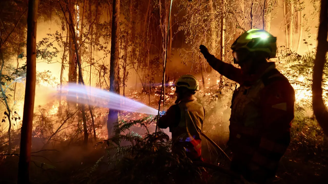 Incendio en Santa Cristina de Cobres, en Vilaboa. RAFA FARIÑA
