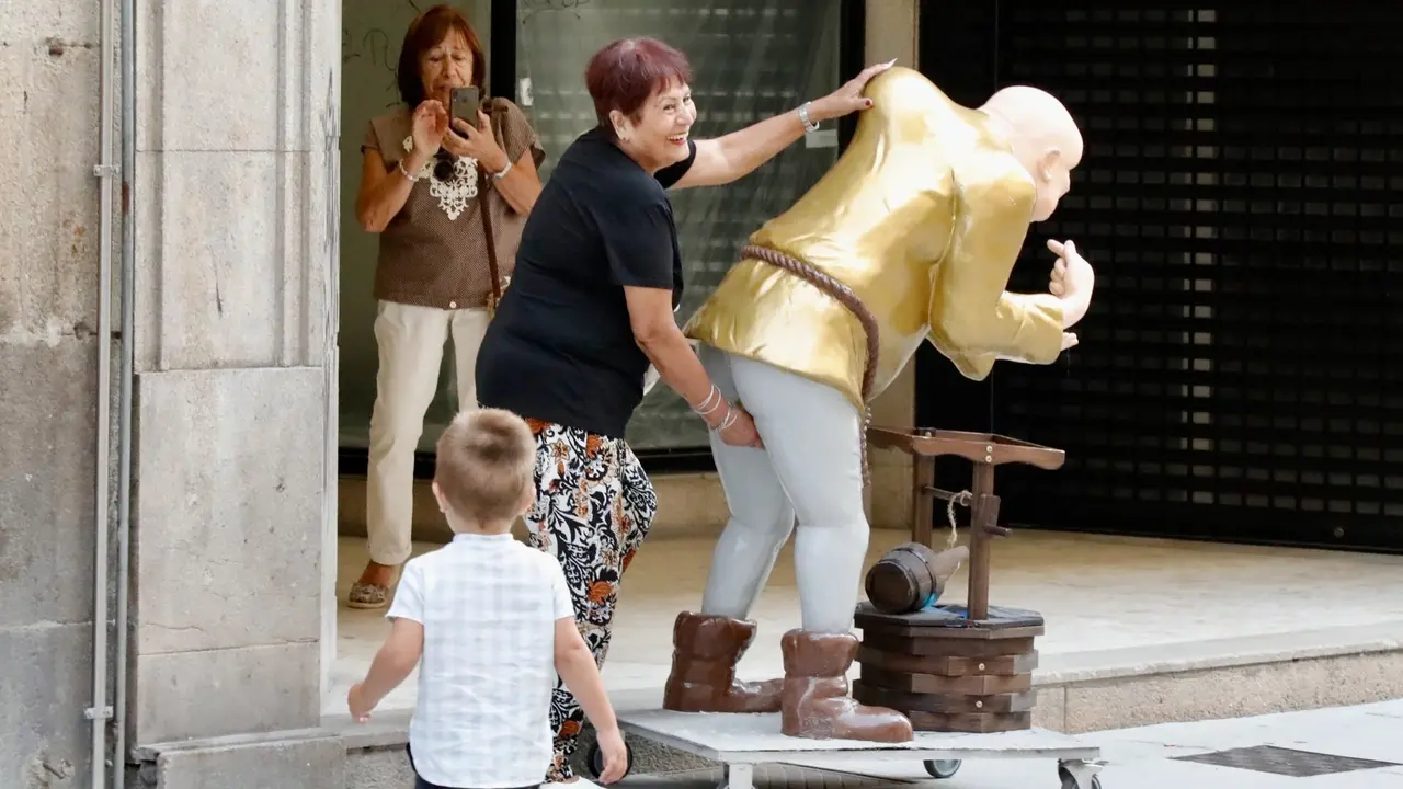 El Jorobado de la Suerte se ha convertido en toda una estrella en Vilagarcía. JOSÉ LUIZ OUBIÑA