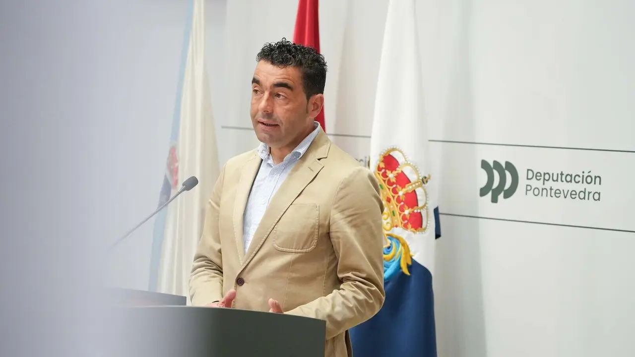 O presidente da Deputación de Pontevedra, Luis López, na roda de prensa. DP