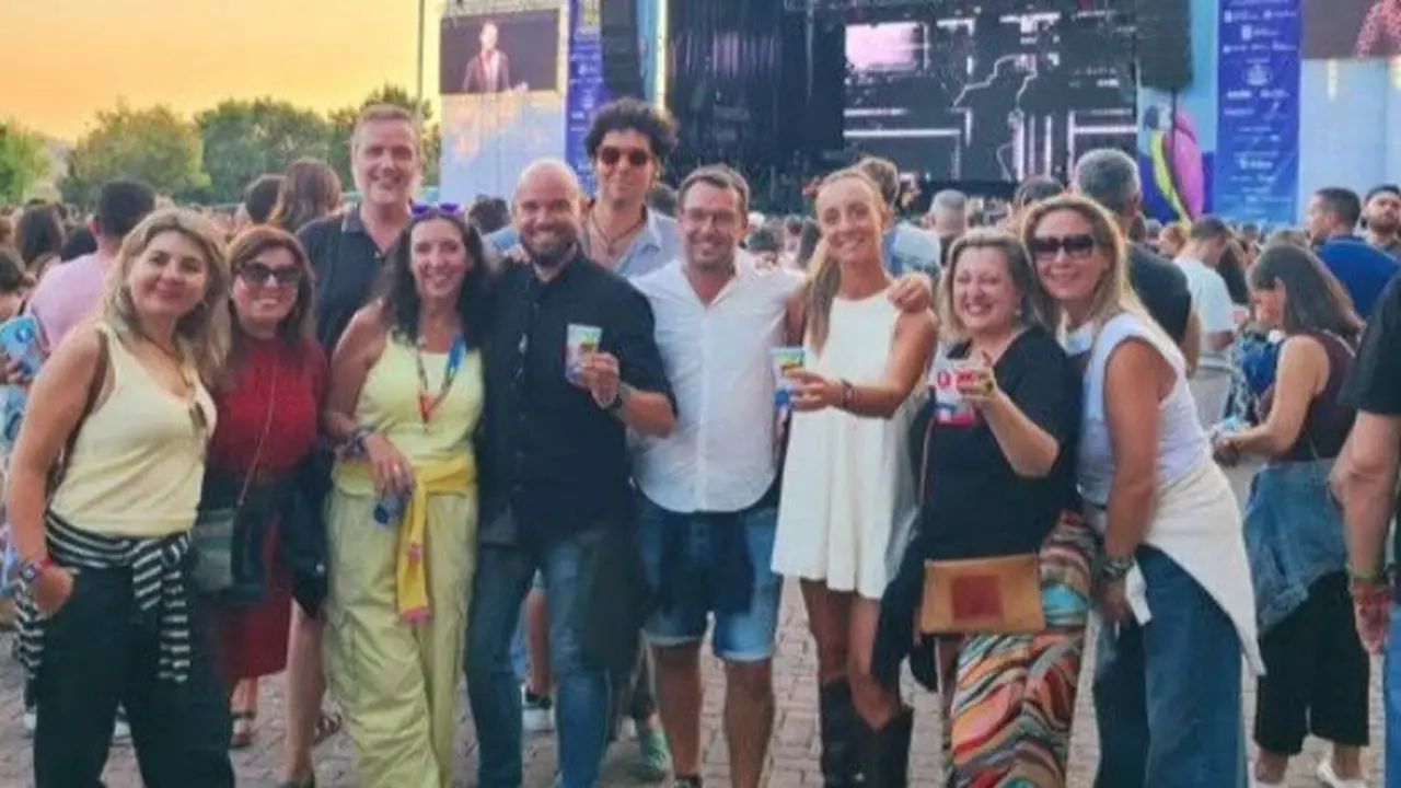 Iván Puentes junto a su equipo disfrutando del Río Verbena Fest. DP