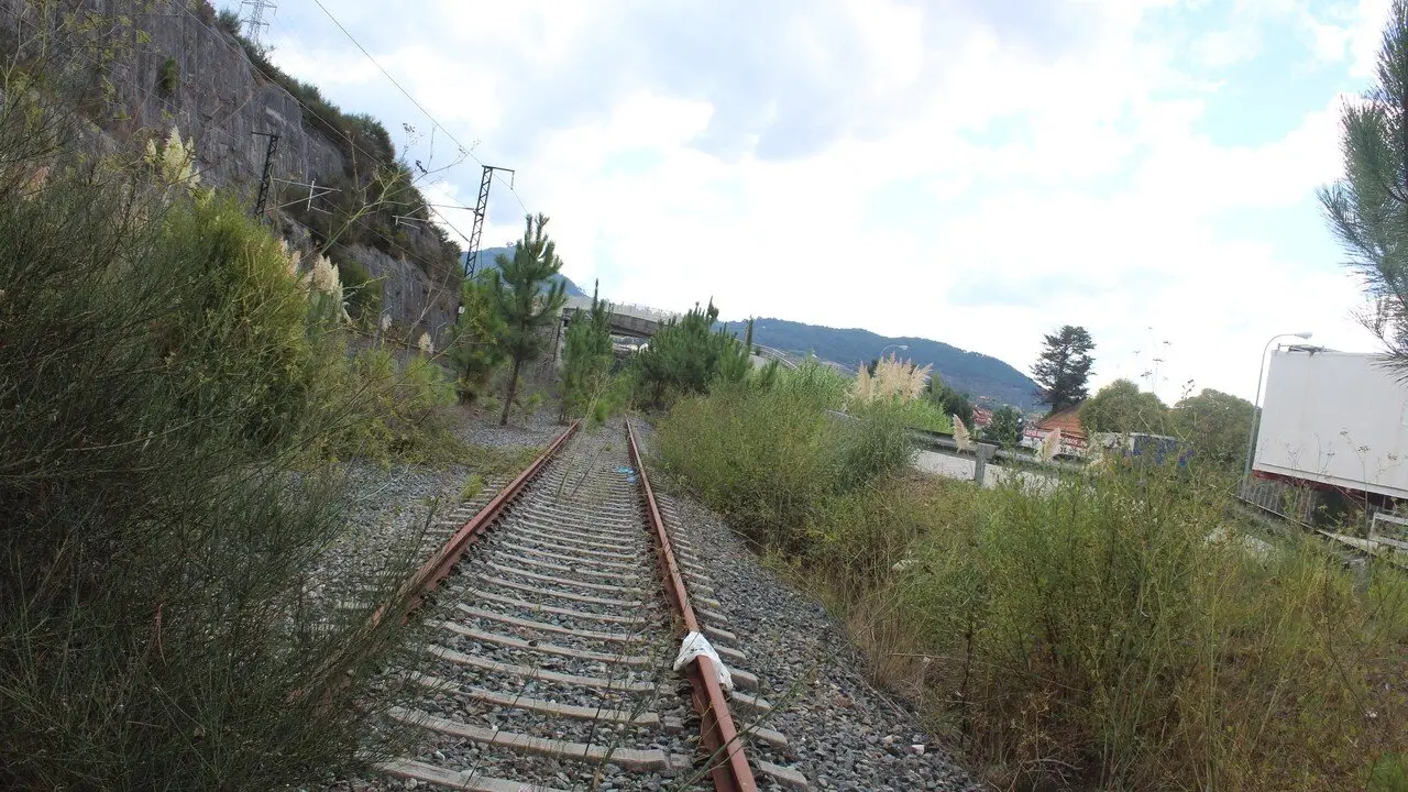 Tramo de ferrocarril en desuso en Ponte Sampaio que se pretende transformar en Vía Verde. RAFA FARIÑA