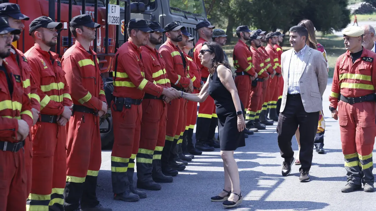 Margarita Robles saludando, uno por uno, a los militares de la UME desplegados en el incendio de Vilaboa. JC