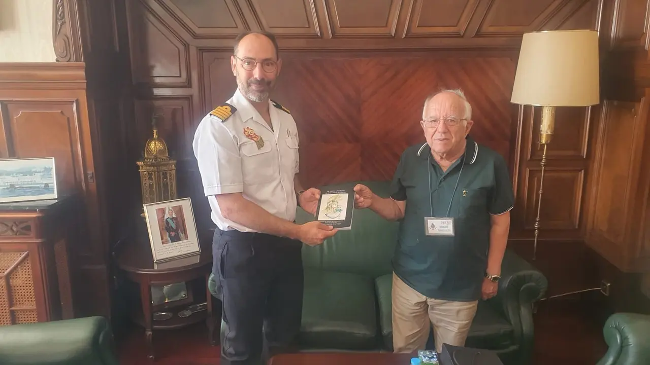 El nuevo comandante-director de la Escuela Naval, Tomás Clavijo Rey-Stolle, recibió a Angel García Carragal. DP