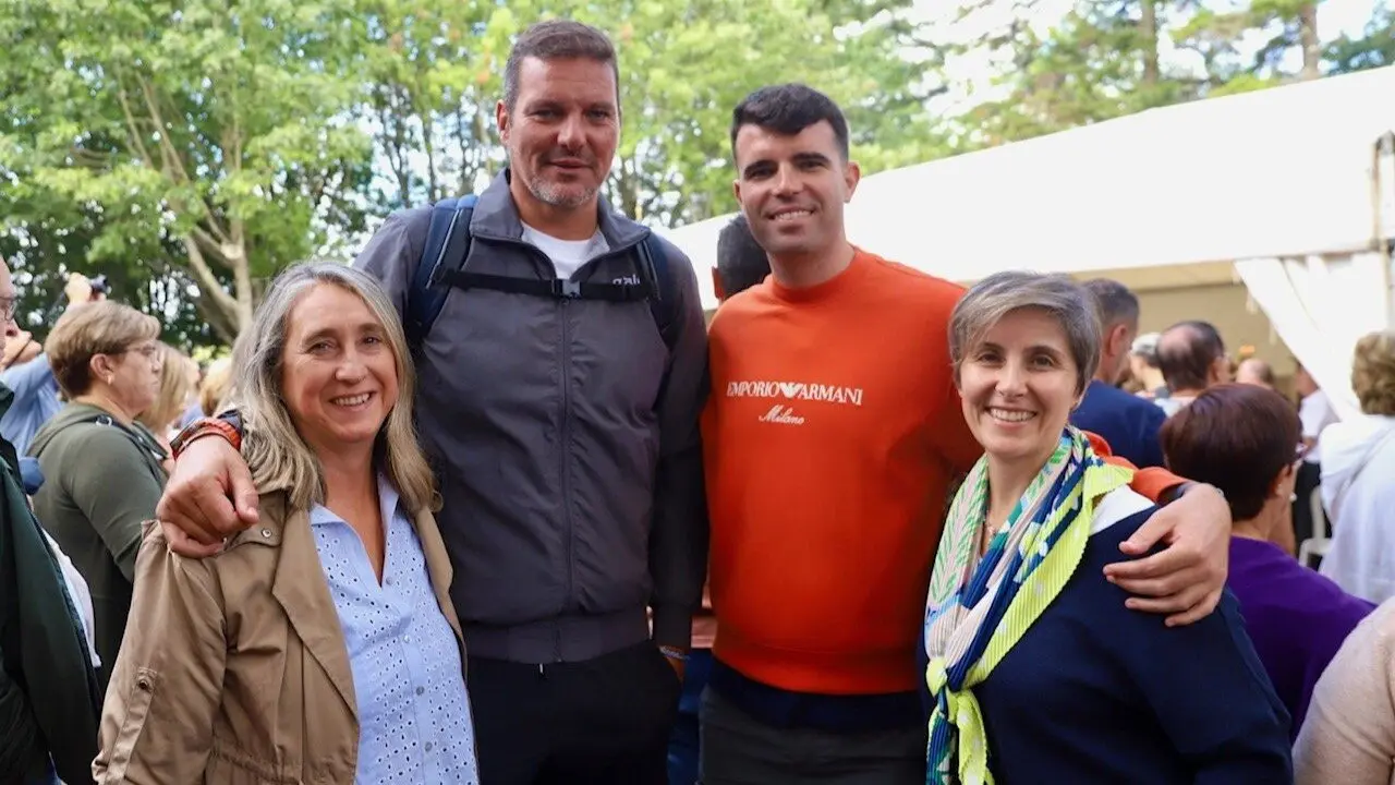 En el centro de la imagen, José López Campos y Gonzalo Louzao en los Milagres de Requián. PATRI FIGUEIRAS