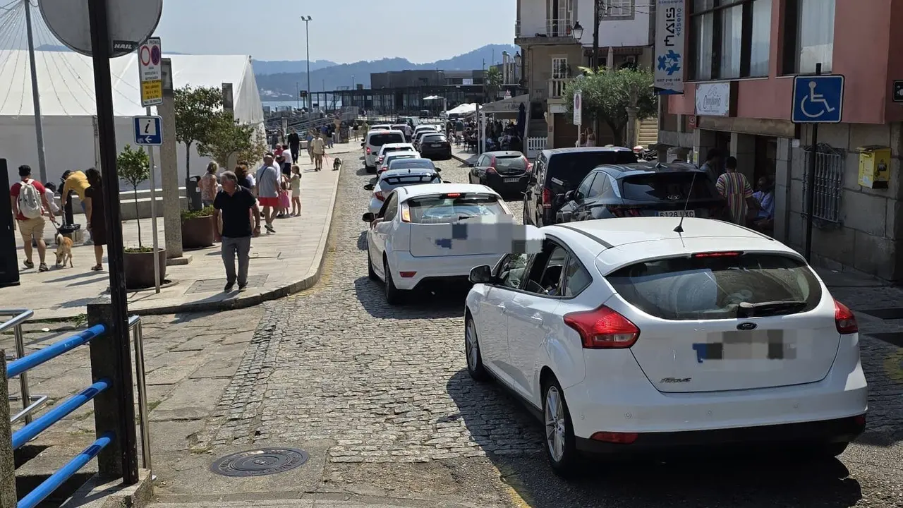 Atasco en la entrada a la Praza da Chousa de Combarro donde se celebra la Festa do Mar. DP