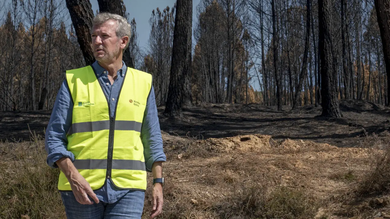 El presidente de la Xunta inspeccionando una zona quemada en Monterrei (Ourense). EFE