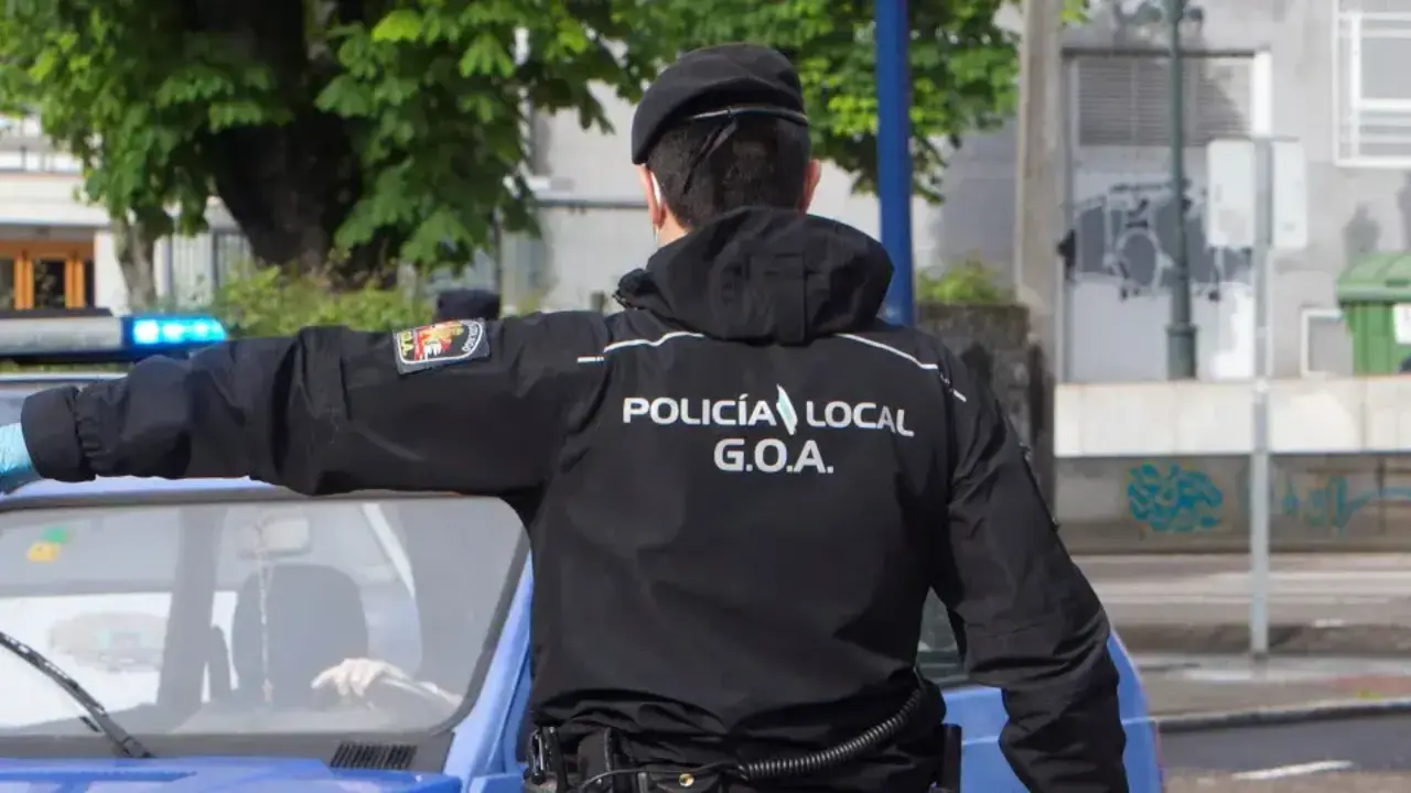 Un agente de la Policía Local de Vigo. SALVADOR SAS (EFE) / ARCHIVO