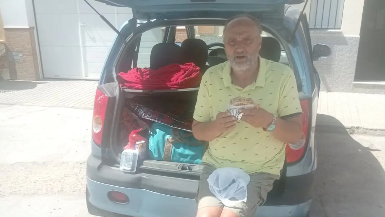 Manuel Fernández Padín, este martes, comiendo un sándwich en su coche. DP