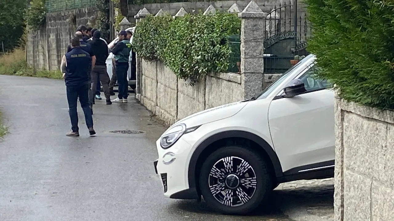 Un registro antidroga en Vilanova de Arousa. JOSÉ LUIZ OUBIÑA