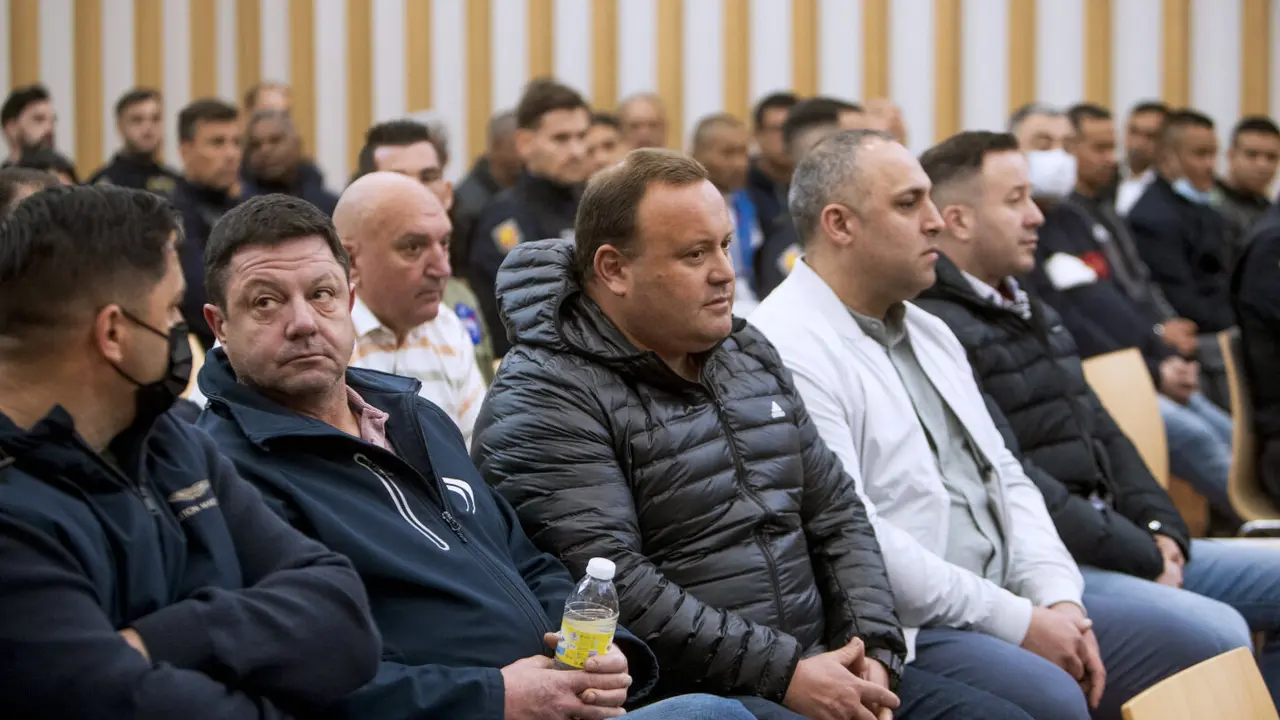 Algunos de los acusados del caso Karar, en la Audiencia de Pontevedra. SALVADOR SAS (EFE)