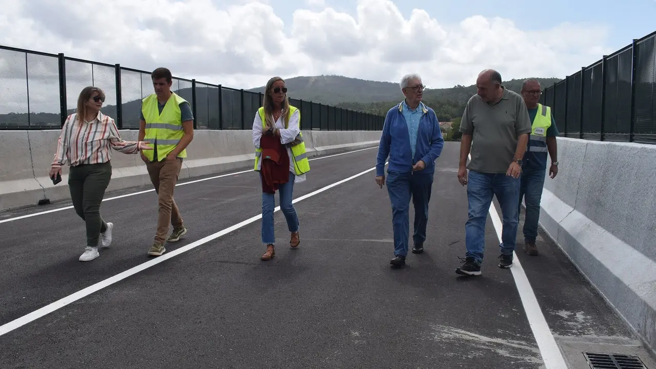 As autoridades pasando polo novo viaduto de Castiñeiras. DP