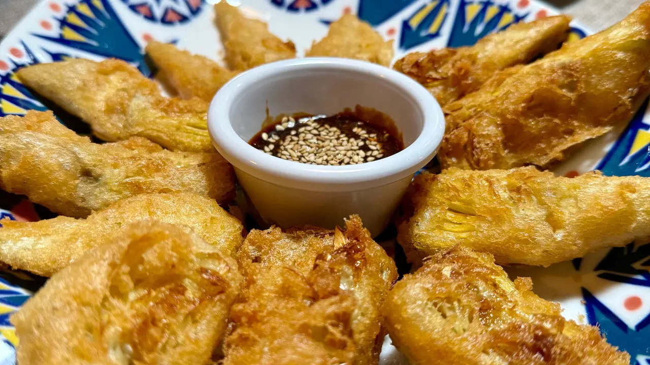 detalle del plato de alcachofas crujientes