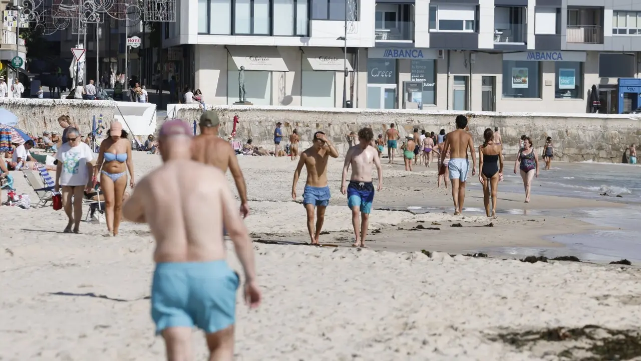 Bañistas en Silgar este lunes. GONZALO GARCÍA