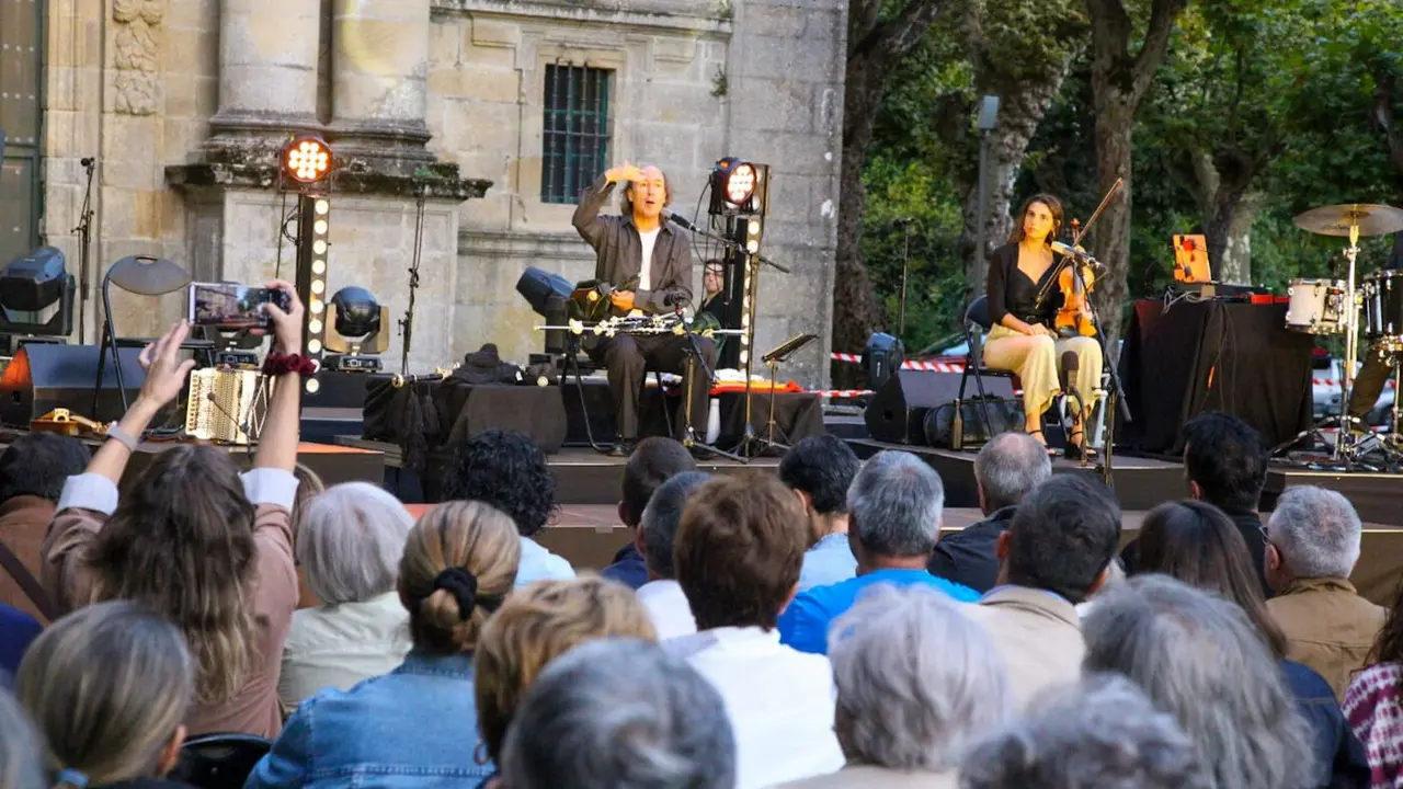Carlos Núñez en el concierto que ofreció en Poio. DP
