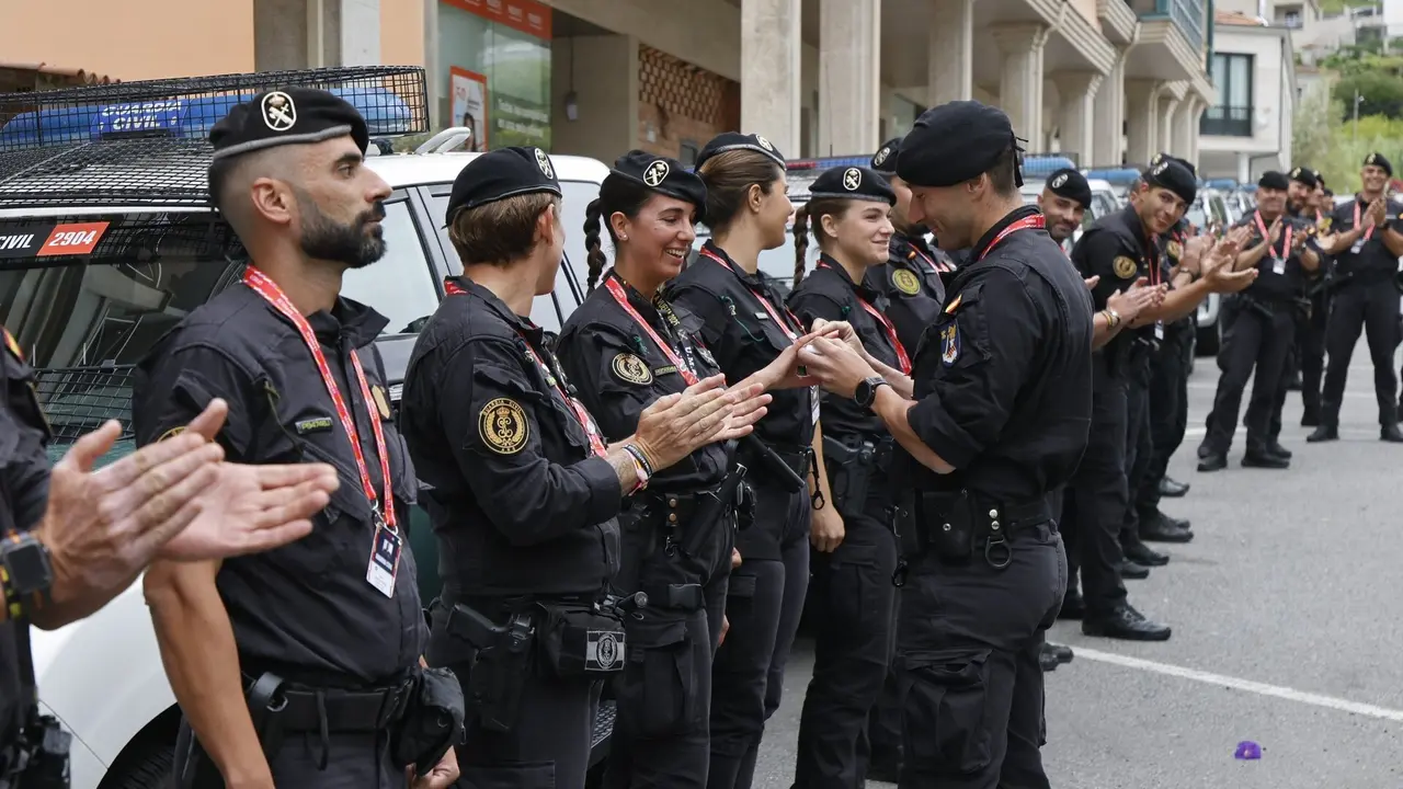 Daniel Barcia en el momento de colocar el anillo de pedida en el dedo de Silvia Mora. GONZALO GARCÍA