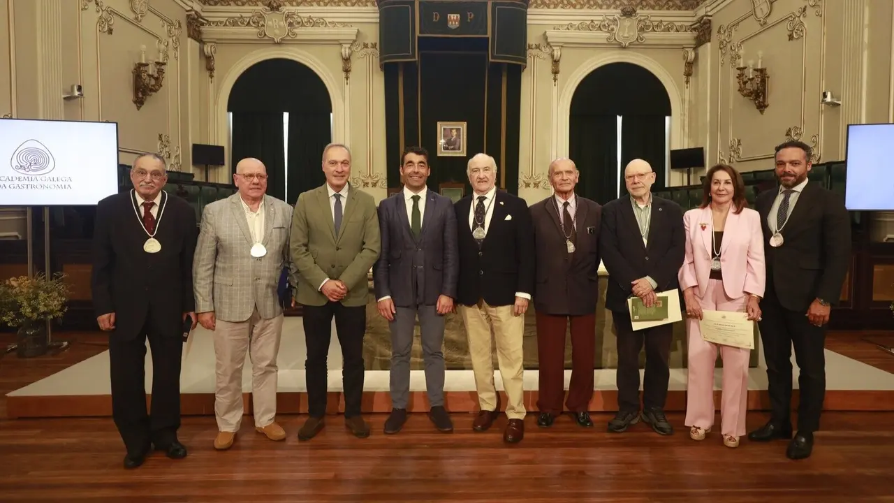 A la asamblea acudieron distintos miembros de la Academia Galega de Gastronomía y Luis López, presidente provincial. DAVID FREIRE