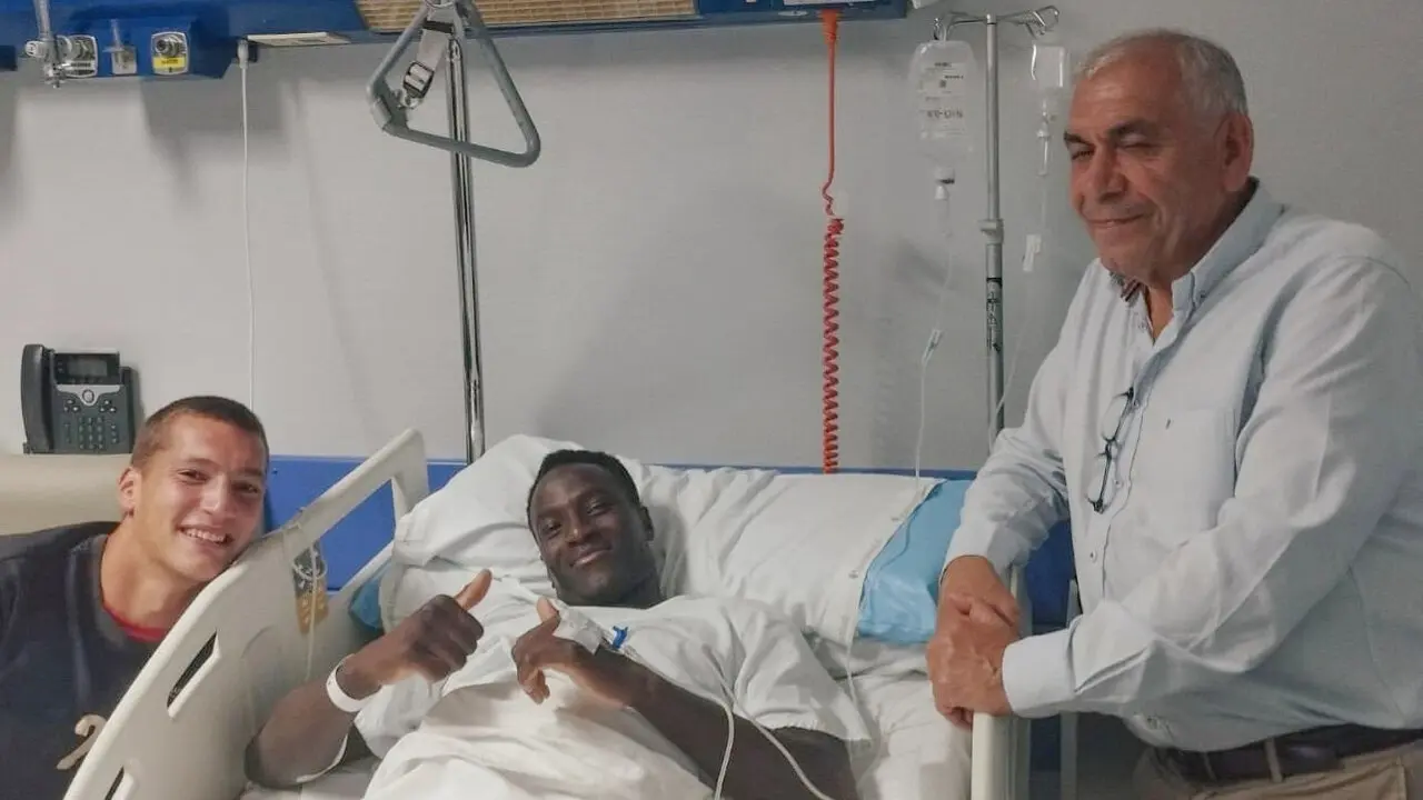 Tafa Kanteh, junto a Manolo Abalo y Samu Santos, tras ser operado de la rodilla. DP