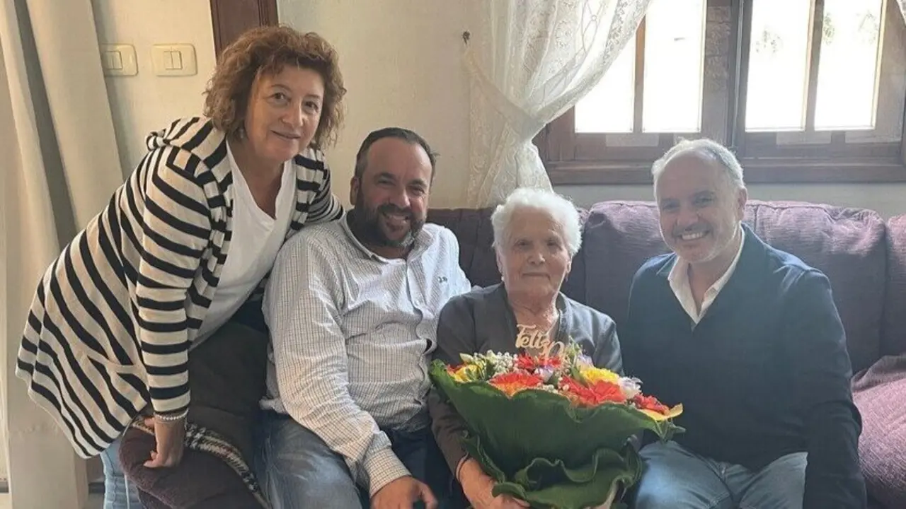 Antonia García Valladares con César Poza (a su derecha) y David Regades (a su izquierda). DP