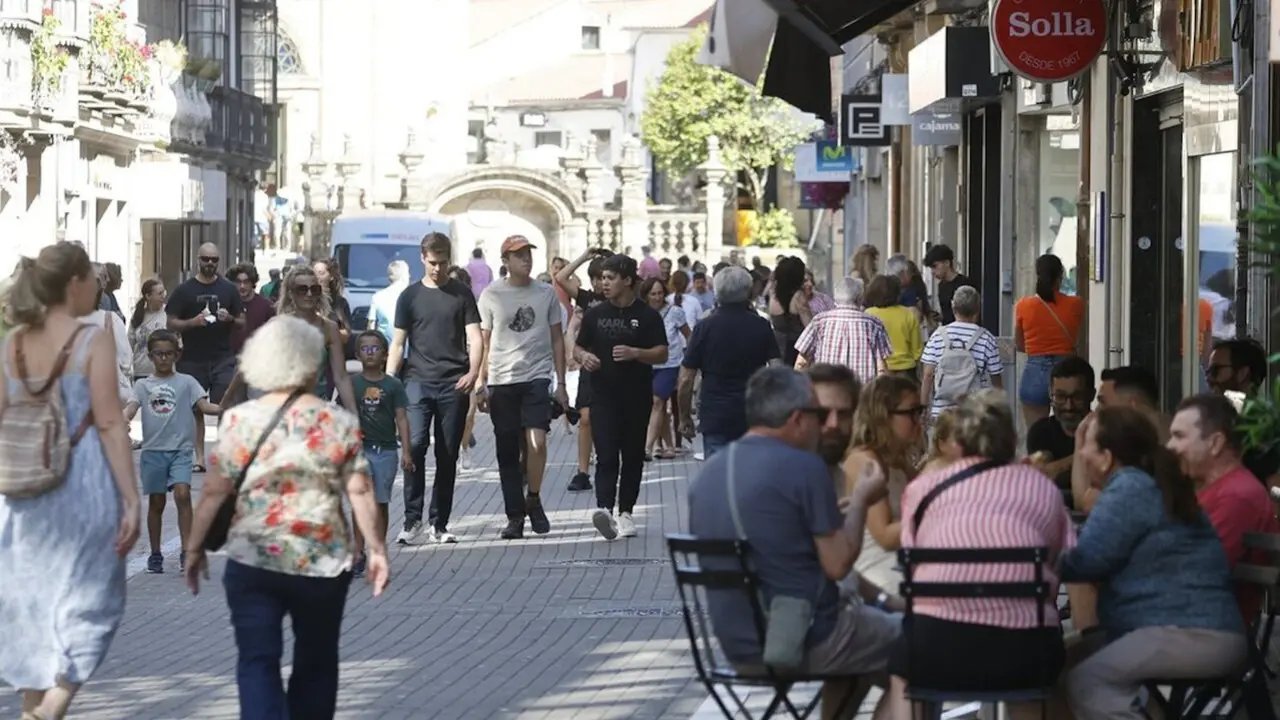 Una de las calles más céntricas de la Boa Vila, totalmente abarrotada de viandantes, en una jornada de verano. GONZALO GARCÍA