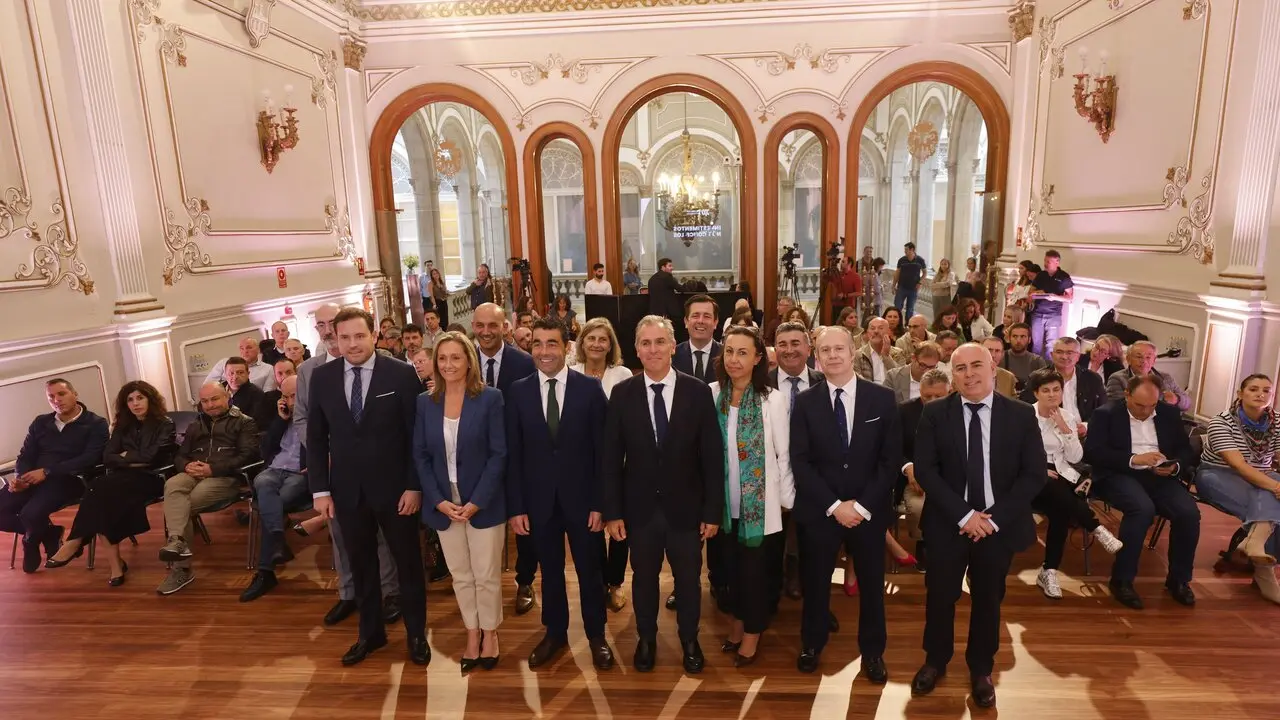 El Gobierno de la Deputación en la presentación del plan de financiación para los concellos de la provincia. GONZALO GARCÍA