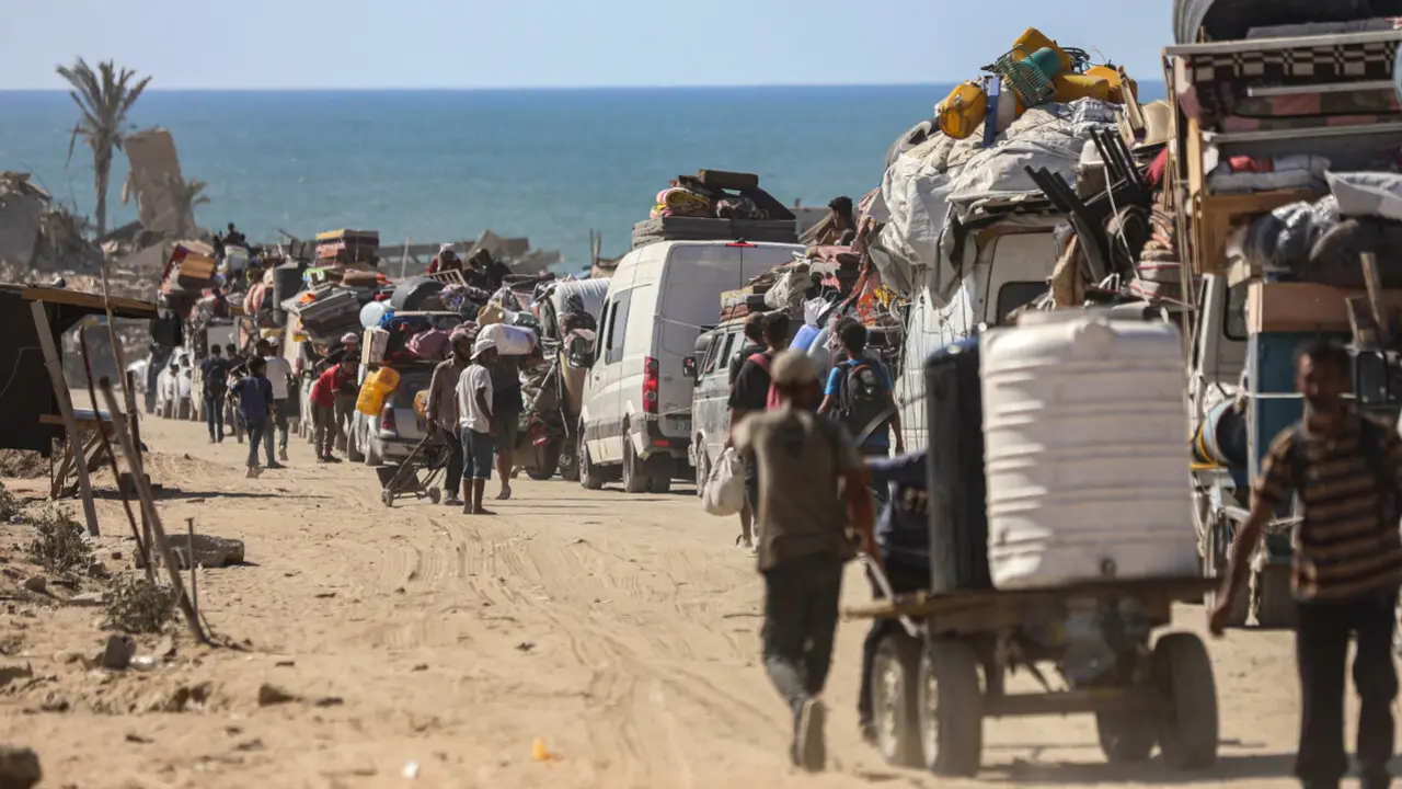 Palestinos huyendo de los ataques israelíes. EUROPA PRESS
