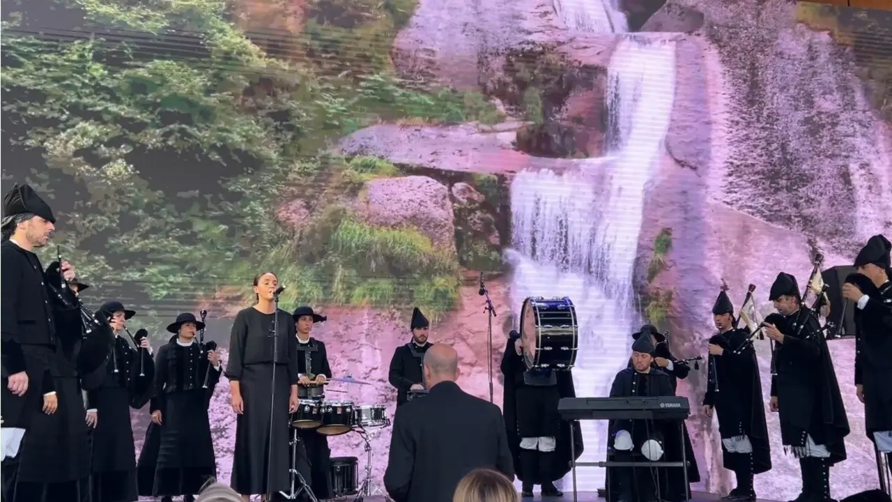 La Banda de Gaitas de Pontevedra, en Osaka. DP