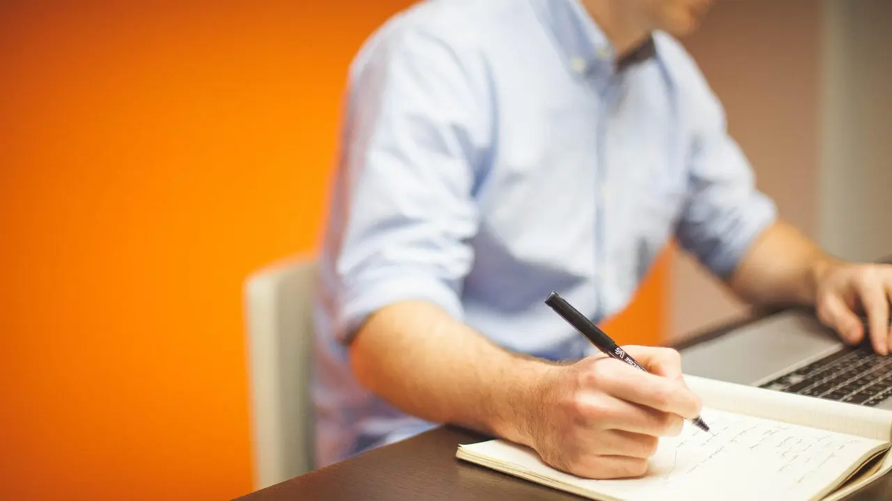 Un hombre trabaja en una oficina. StartupStockPhotos (PIXABAY)