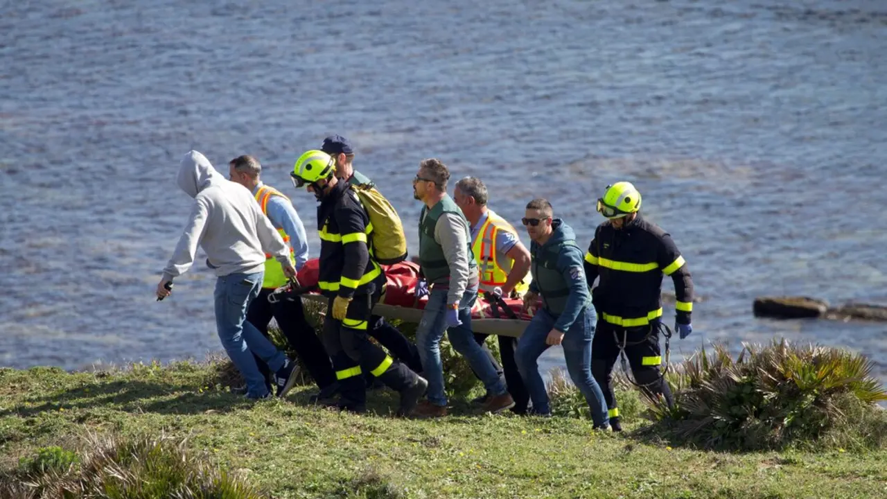 El rescate del cuerpo de uno de los tripulantes. EFE