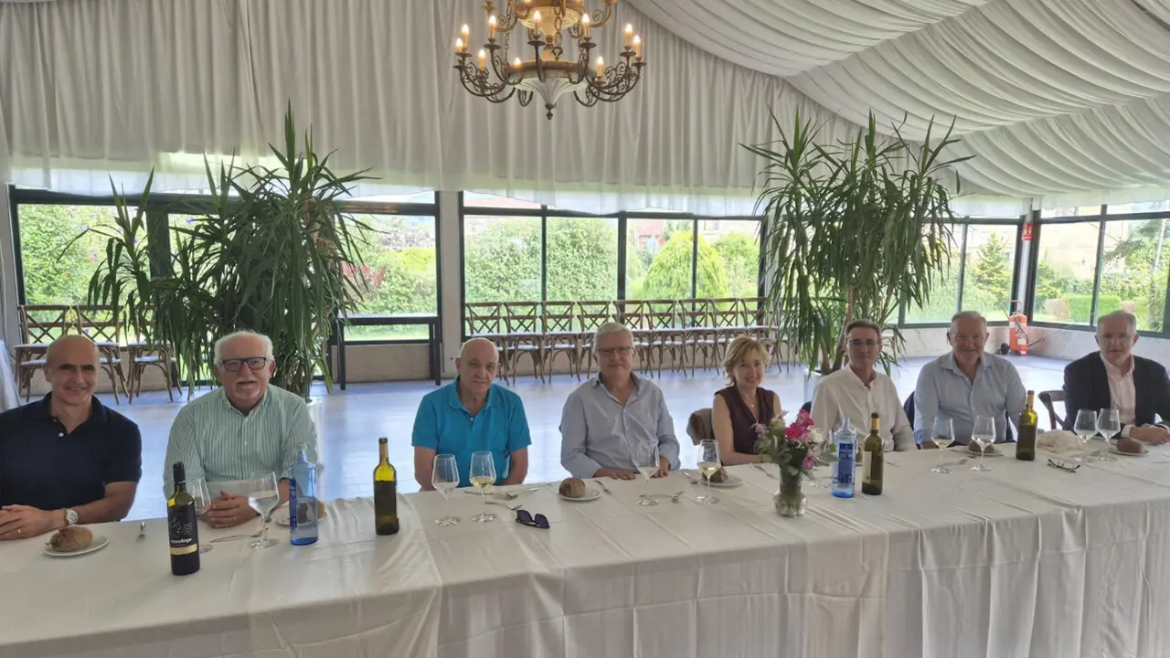 Luis Villamil, en el centro, en la comida en la que se le rindió homenaje. DP