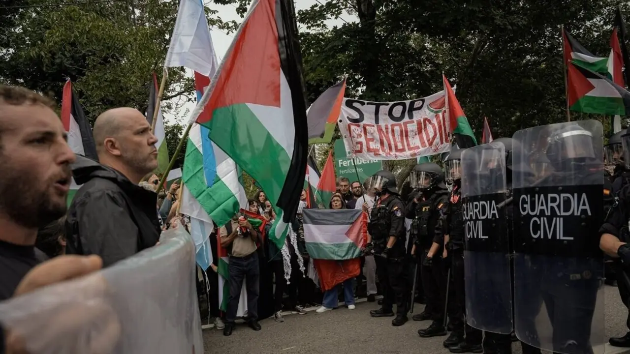 Protesta en favor de Palestina en la Vuelta a España, a su paso por Mos. RAFA FARIÑA
