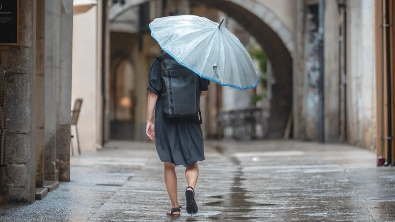 Un hombre con paraguas. EFE