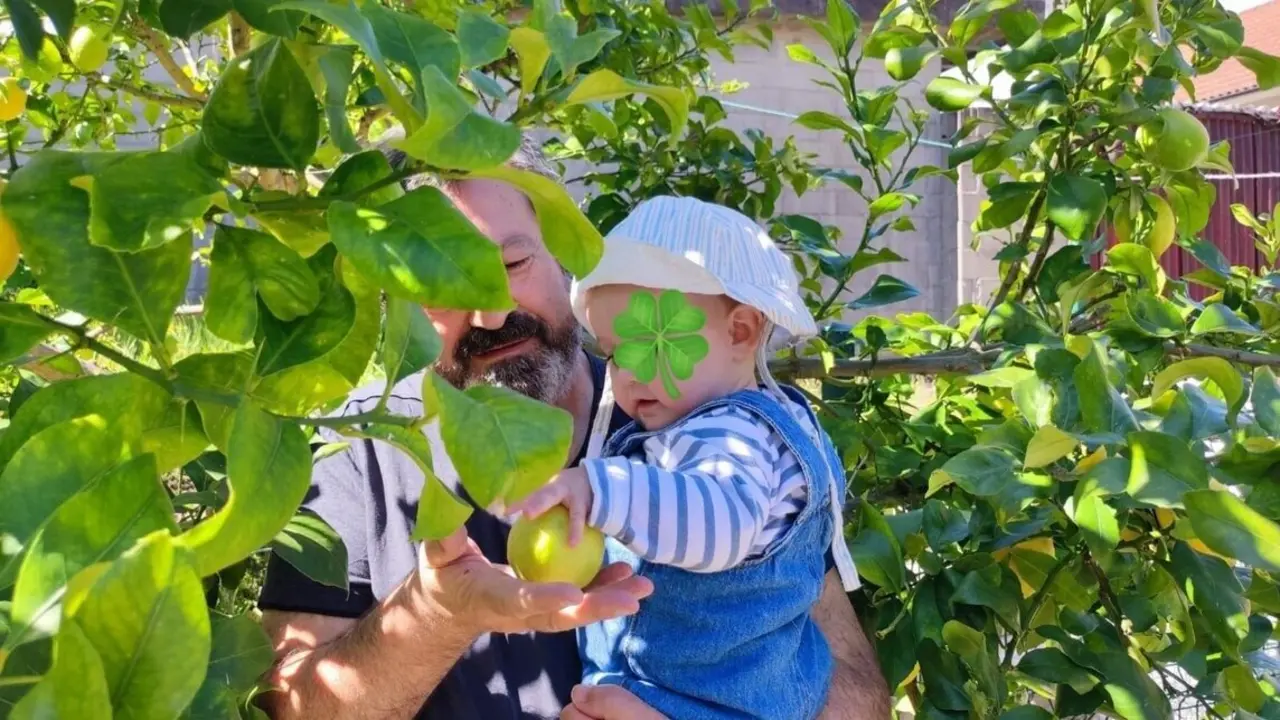 Luís Bará con su nieta Amelia, "fonte de vida, luz e alegría", en la hermosísima foto que compartió en redes. DP