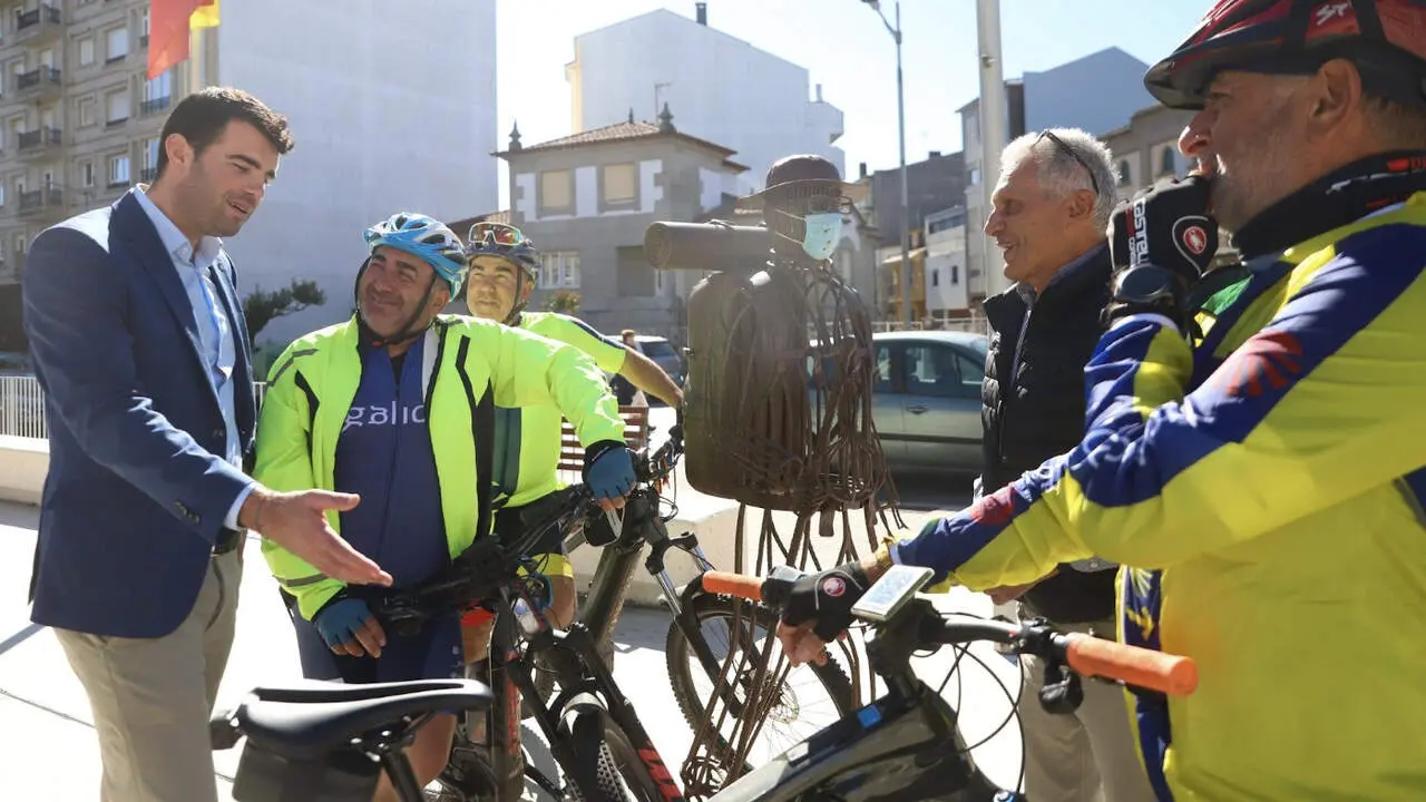 Gonzalo Louzao recibe al peregrino Ricardo Martínez a su paso por A Estrada. PATRICIA FIGUEIRAS