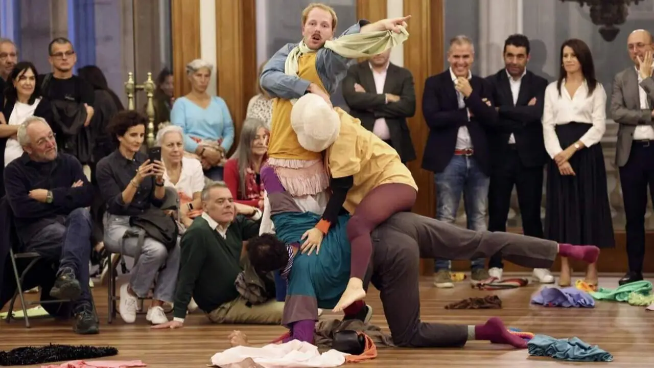 Un momento do acto de clausura da Bienal de Arte de Pontevedra, onte, no Pazo Provincial da Deputación.  RAFA FARIÑA