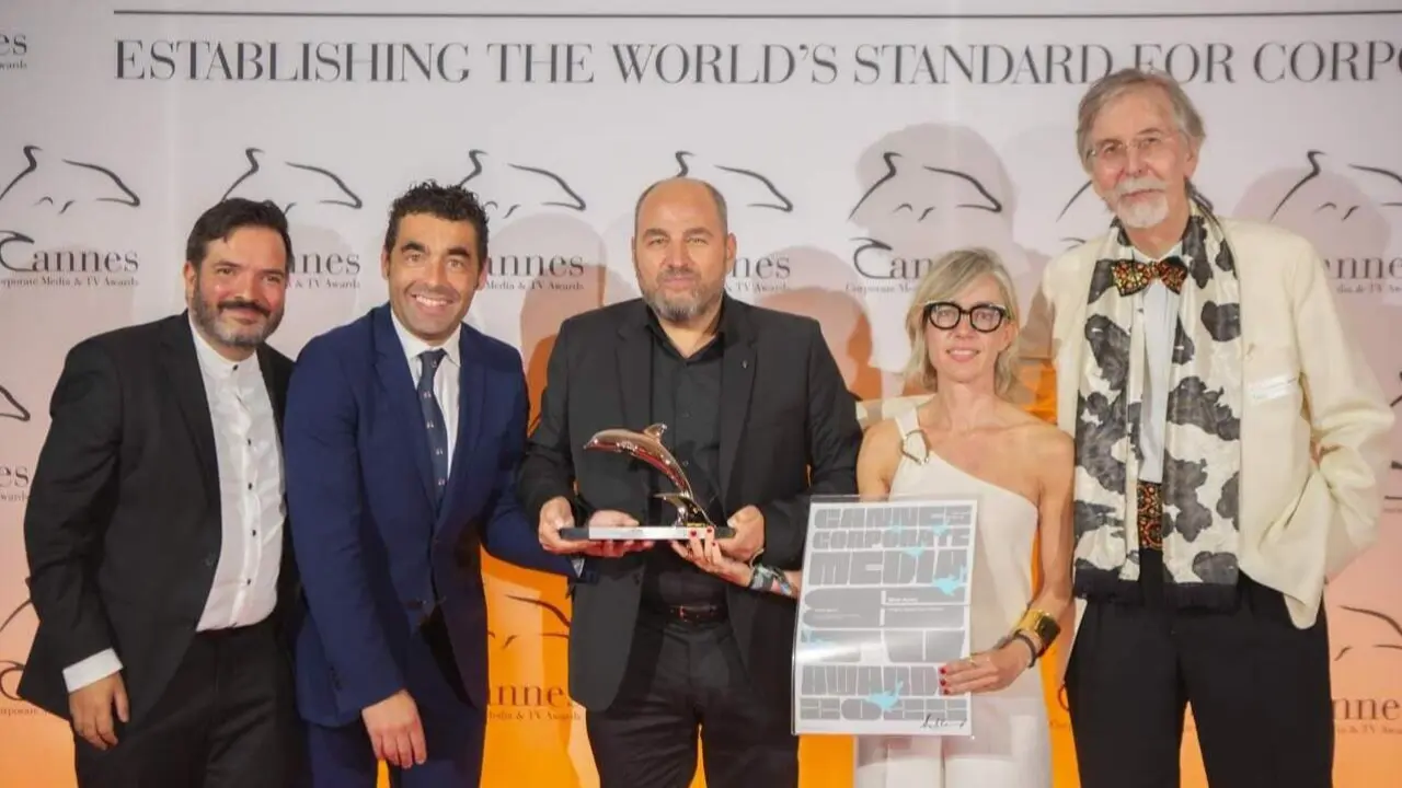 Los responsables de la campaña promocional de Pontevedra posan con el galardón. DP