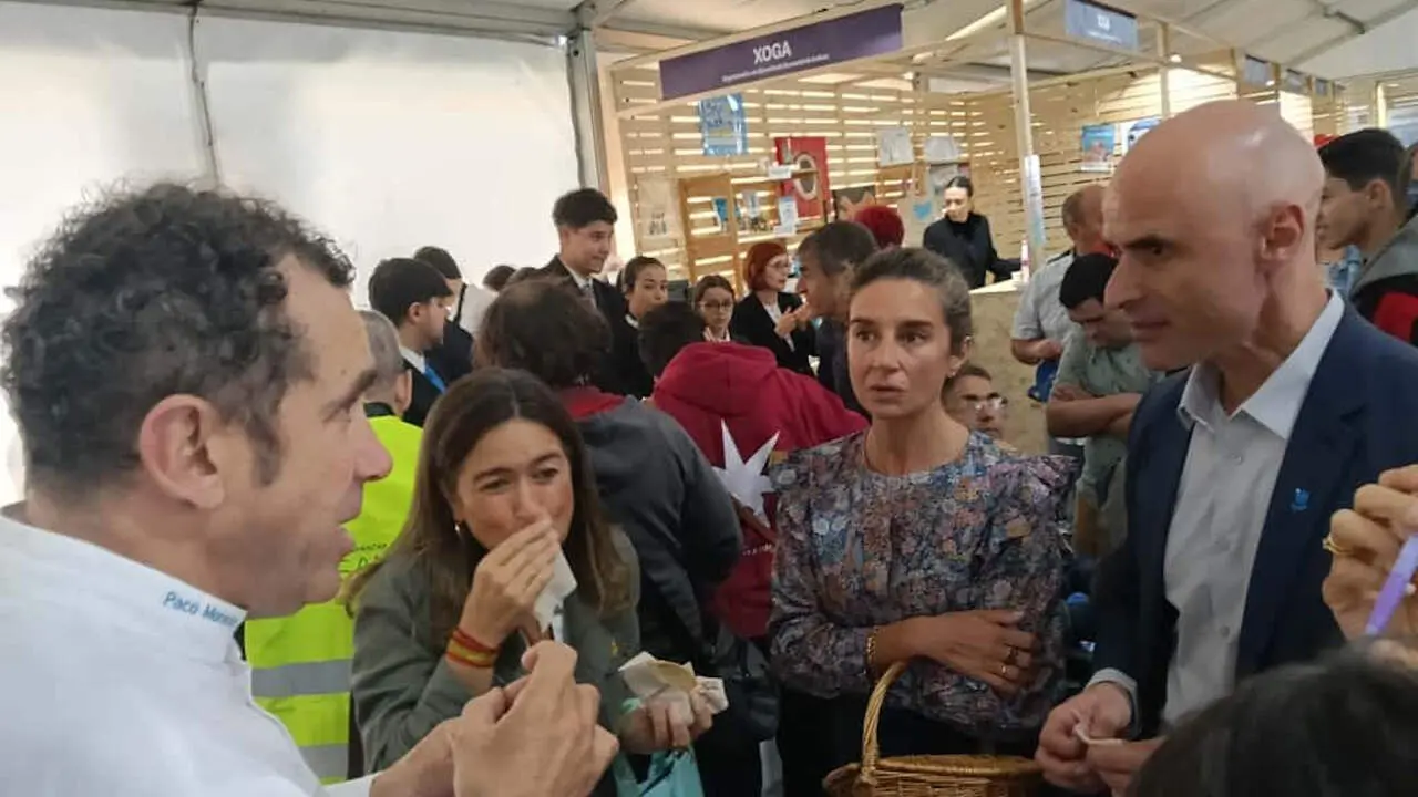 Nuestros políticos disfrutaron de los pinchos del Pontesan. DP