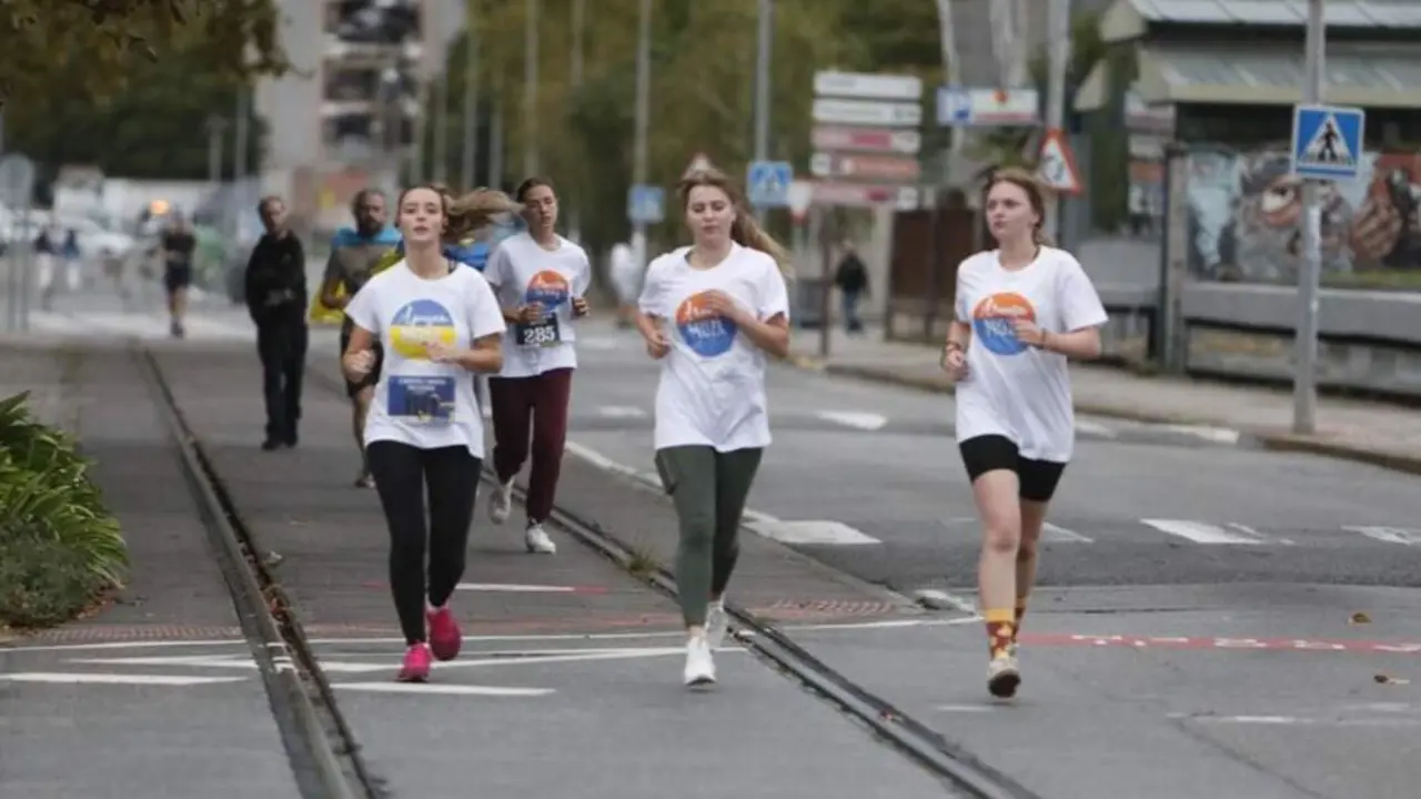 Los participantes en la Carreira Solidaria organizada por Arousa Moza desafiaron al mal tiempo. J. L. OUBIÑA