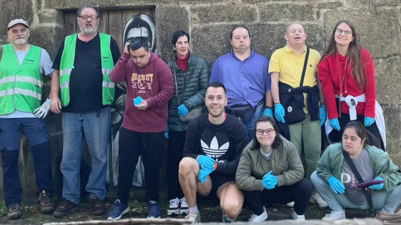 Vaipolorío y Xuntos-Down de Pontevedra realizaron su primera actividad juntos en el río Tomeza Gafos. DP