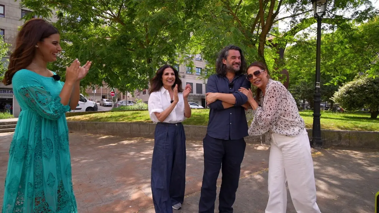 Noelia Rey, presentadora del programa, con Encarna Salazar, Manuel Jabois y Toñi Salazar. TVG
