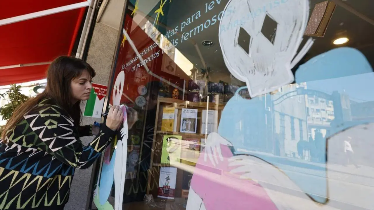 Nuria Figueiredo ilustró el escaparate de la Librería Seijas en el Encontro Galego de Ilustración. GONZALO GARCÍA