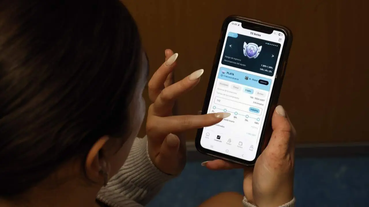 Persona utilizando el móvil. DP