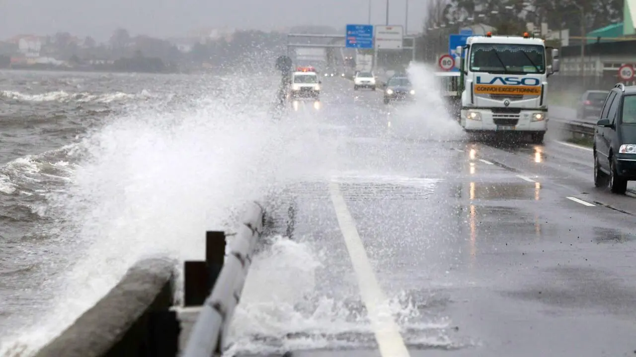 Vista de las inundaciones que afectan a la autovía de Marín cuando llueve con intensidad y hay mareas vivas. RAFA FARIÑA