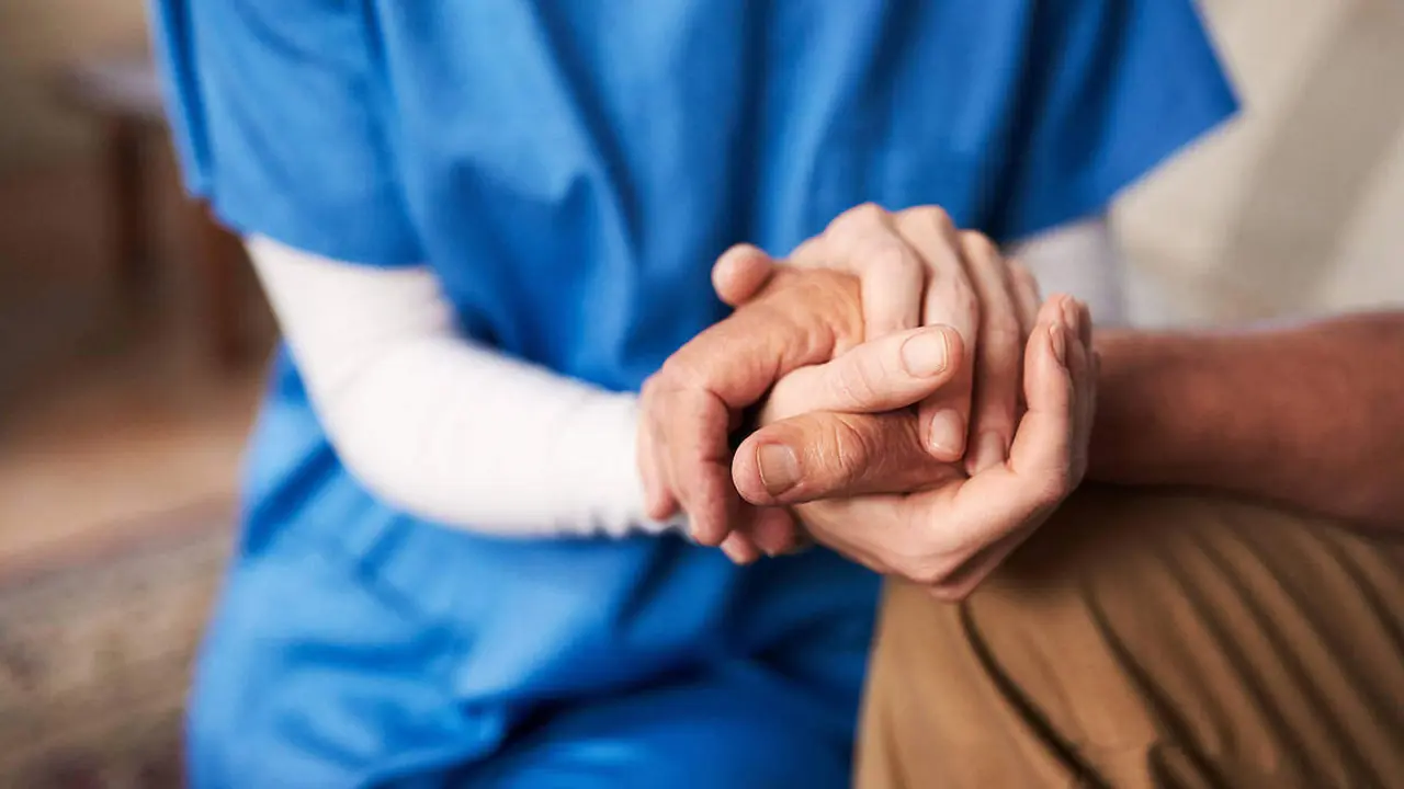 Una profesional atiende a una persona con dependencia. DP