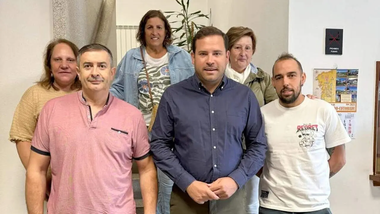 Cubela (centro) con la nueva comisión de fiestas de Cerdedo. DP