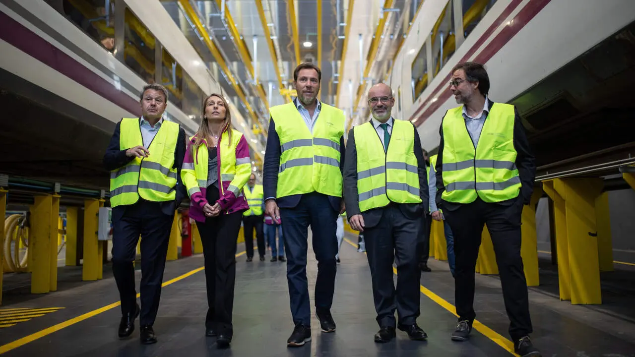 El ministro de Transportes, Óscar Puente, en su visita al nuevo taller de mantenimiento del tren de alta velocidad de Fuencarral II. EP