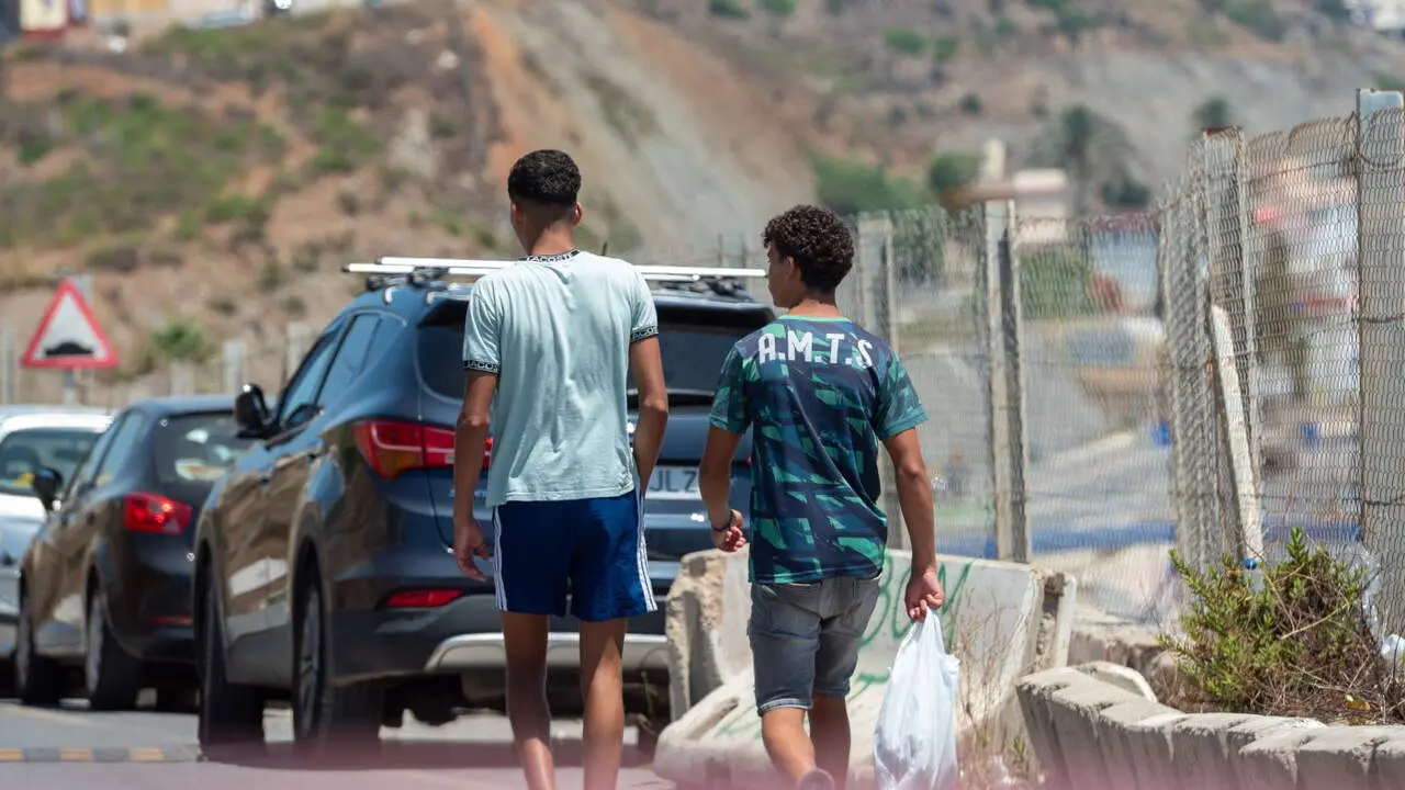 Dos jóvenes migrantes pasean por la ciudad de Ceuta. ANTONIO SEMPERE (Europa Press)
