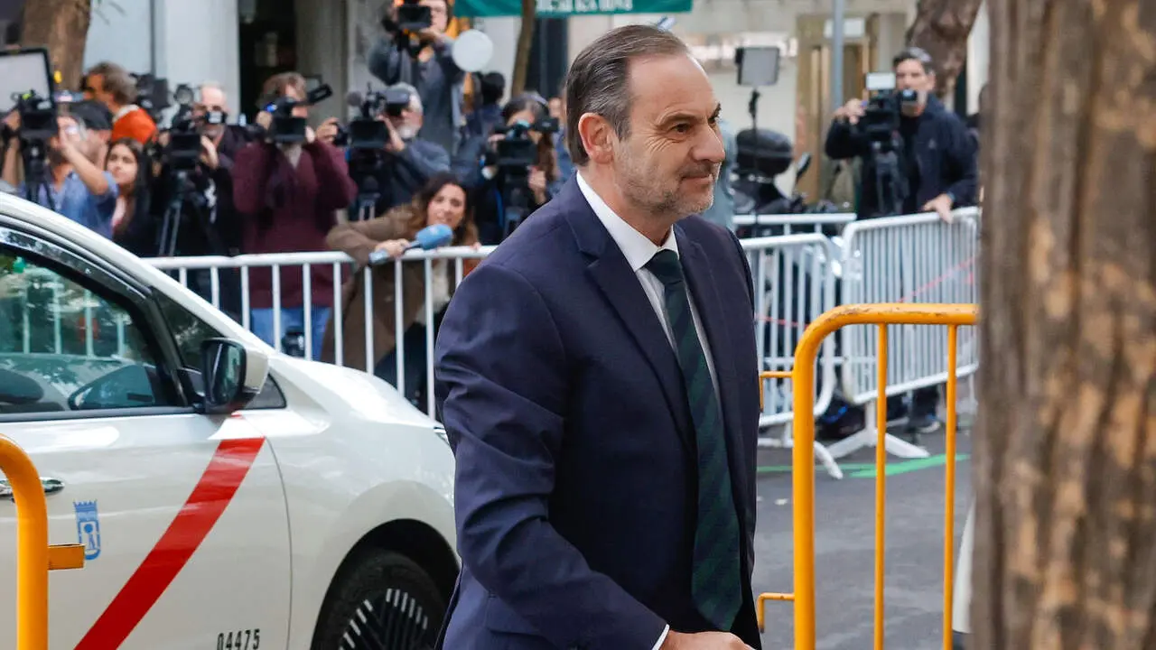 El exministro Jose Luis Ábalos, a su llegada este miércoles al Tribunal Supremo. ZIPI ARAGON (EFE)