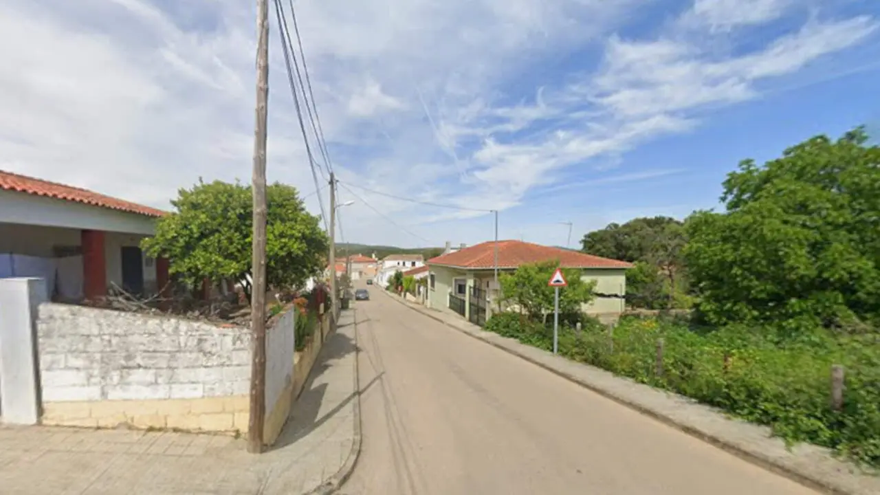 Calle Enrique Tierno Galván, en la localidad pacense de La Codosera. GSV