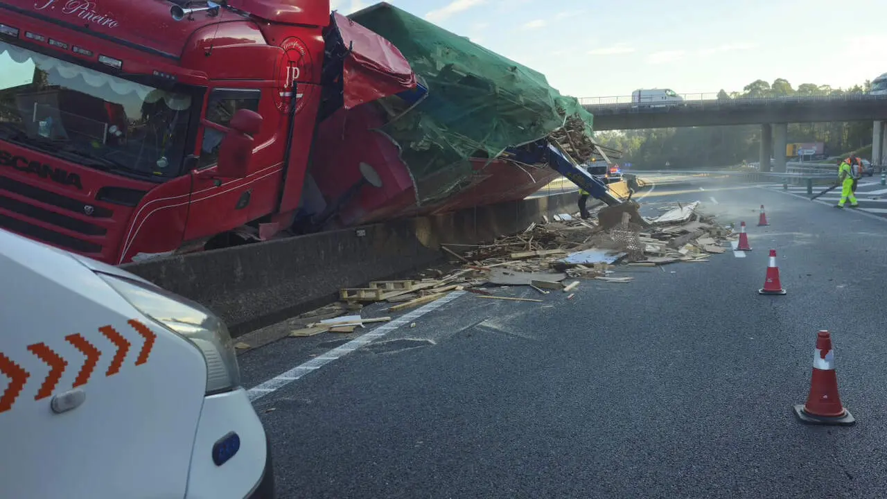 Camión accidentado en la AP-9 a su paso por Portas. DP (1)