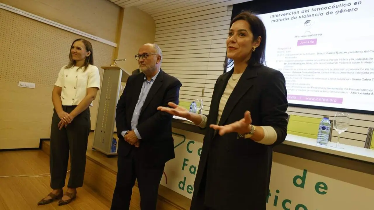 Abel Losada junto a Beatriz García en la jornada formativa. GONZALO GARCÍA